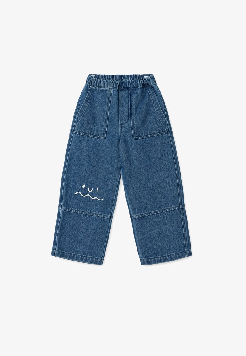 Blaue Jeans mit elastischem Bund, im entspannten Schnitt und mit einem weißen bestickten Design eines Gesichts und Wellen auf der Vorderseite.