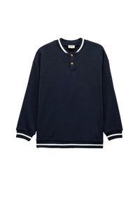 Sudadera de cuello redondo en color azul marino con mangas largas, puños y dobladillo de canalé. Presenta un escote de barco y una tapeta de dos botones. Detalles en blanco en el cuello y los puños.
