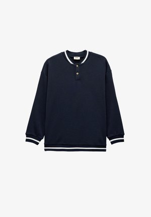 Felpa pullover blu navy con maniche lunghe, polsini e orlo a coste. Presenta un colletto girocollo e una pattina con due bottoni. Dettagli bianchi sul colletto e sui polsini.