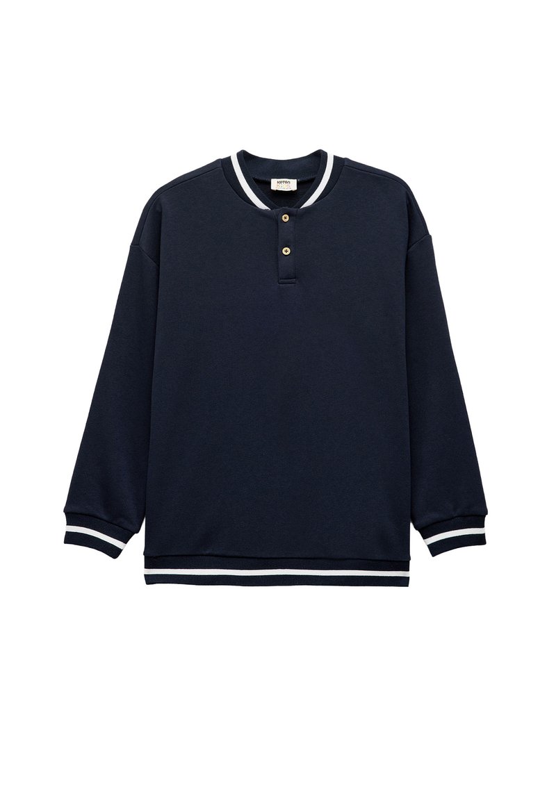 Sudadera de cuello redondo en color azul marino con mangas largas, puños y dobladillo de canalé. Presenta un escote de barco y una tapeta de dos botones. Detalles en blanco en el cuello y los puños.