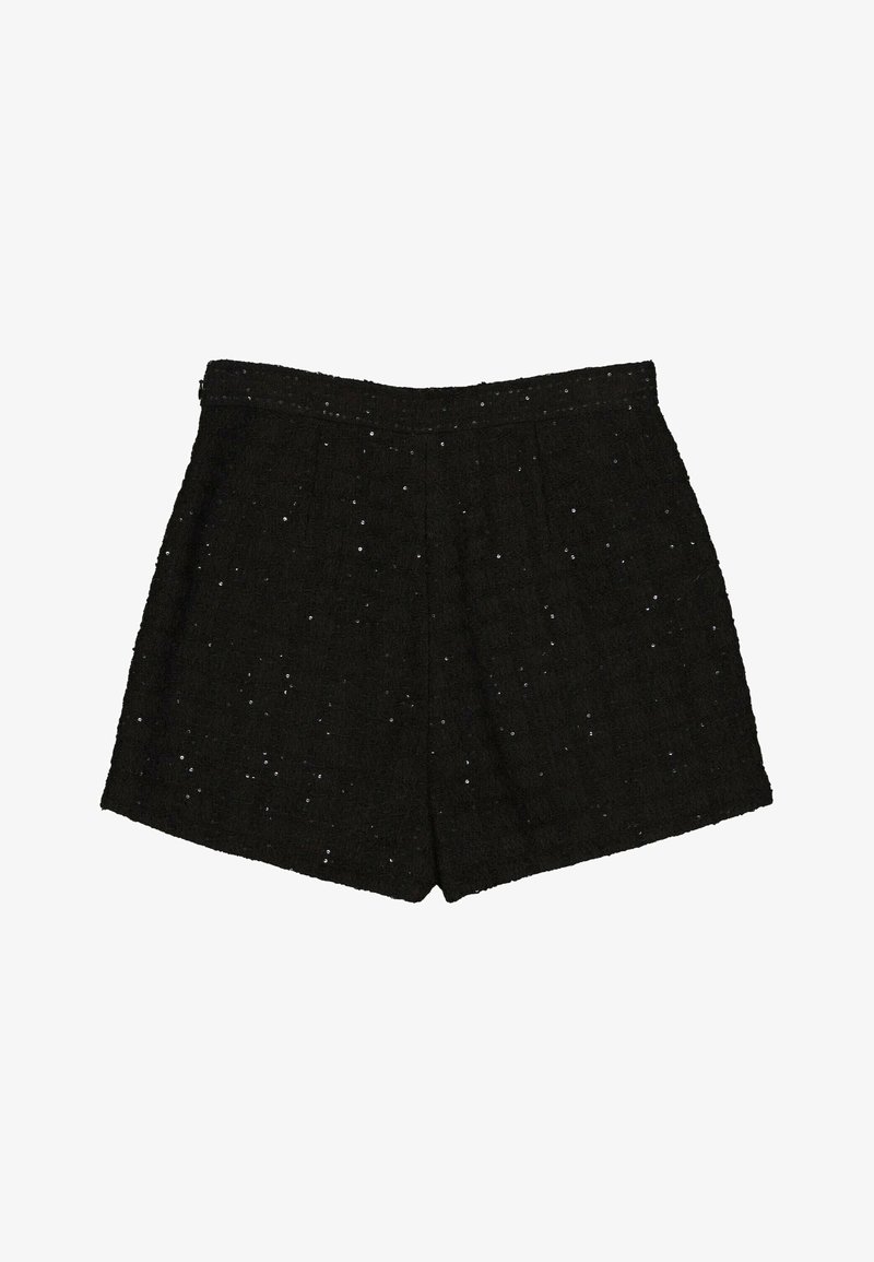 Shorts noirs à taille haute texturés avec des sequins subtils, poches latérales et un ourlet net sur fond blanc.