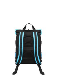 Sac à dos noir avec des accents bleus, doté d'une fermeture roll-top, de bretelles rembourrées, d'une texture en maille et de poches zippées sur le côté.