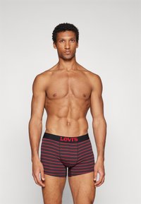 Levi's herrboxer i svart med röda ränder. Har en mjuk midja med logotyp och en åtsittande design för komfort.
