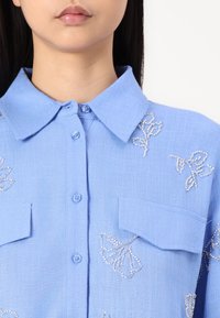Object OBJMIKA CROPPED SHIRT - Camicia - cornflower blue