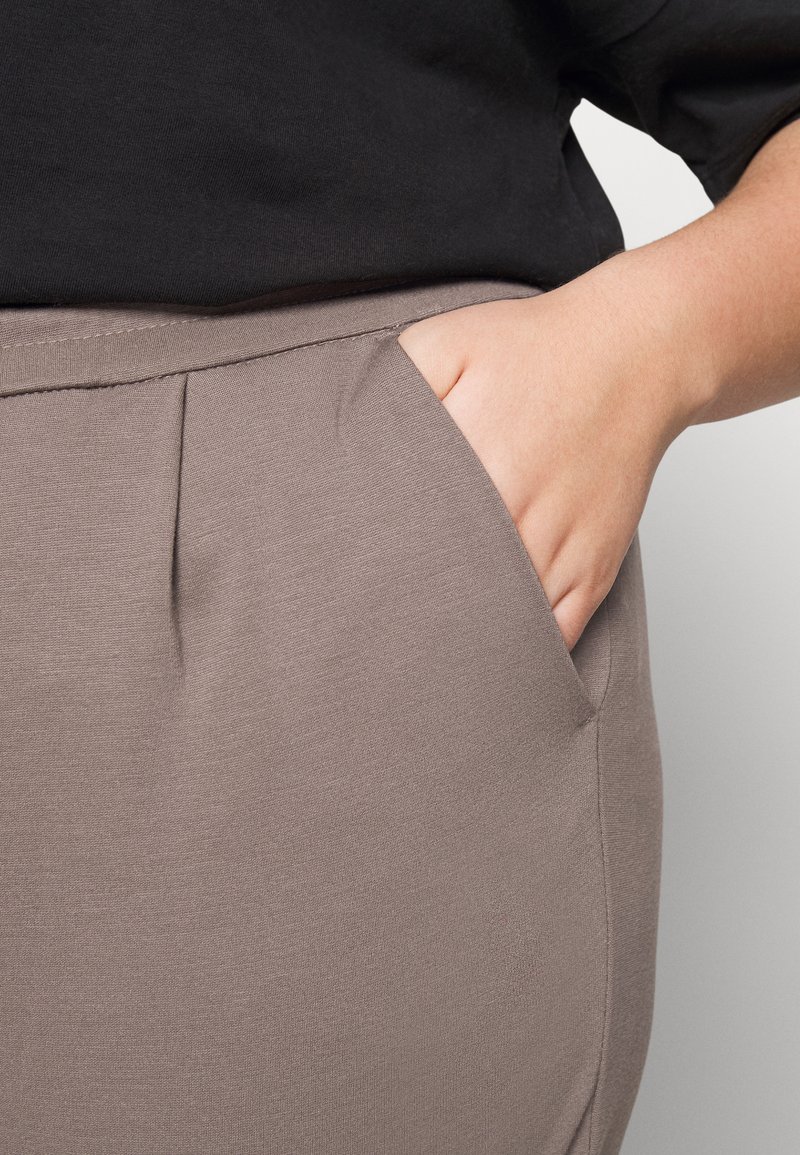 Damen Chinos | Vero Moda Curve VMEVA RUFFLE Shorts bungee/khaki - RU03085 Damen Chinos | Vero Moda Curve VMEVA RUFFLE Shorts bungee/khaki - RU03085