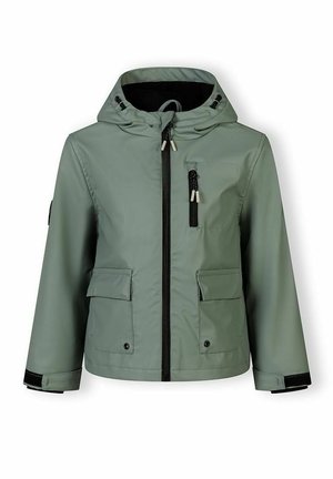 Veste imperméable à capuche verte avec une fermeture éclair frontale noire, une fermeture éclair de poche poitrine, deux poches à rabat et des sangles réglables aux poignets.