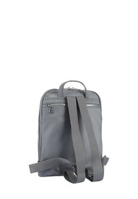 Zaino in nylon grigio con spallacci regolabili, superficie testurizzata, manico superiore e tasca anteriore con cerniera. Design semplice e moderno.