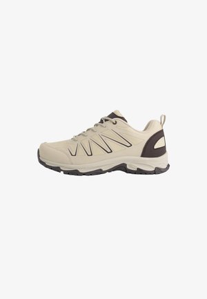 Beige und dunkelbrauner niedriger Wanderschuh mit Schnürsenkeln, Zickzack-Muster-Details, gepolstertem Kragen und robuster Sohle für den Außeneinsatz.
