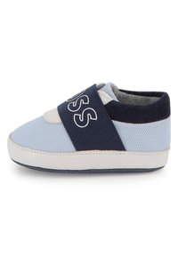 Chaussure pour enfant avec un dessus en mesh bleu clair, une sangle marine avec logo, un bout rond et une semelle en caoutchouc blanc. Doublure en tissu lisse.