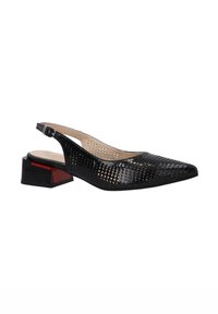 Černá perforovaná slingback obuv s špičatou špičkou, s blokovým podpatkem zvýrazněným červeným detailem. Hladká kožená textura.