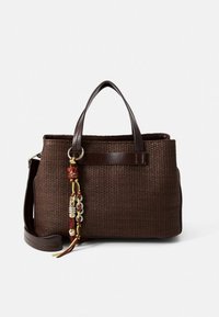 Bolso marrón tejido con asas cortas y una correa para el hombro desmontable. Presenta detalles de borlas coloridas con cuentas y acentos metálicos.