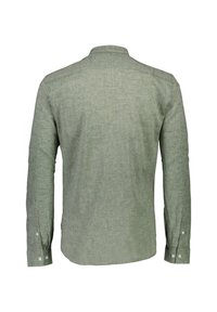 Chemise en lin vert clair à manches longues vue de dos, avec poignets boutonnés et col mao.