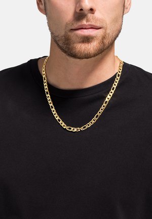 Collana in metallo dorato con anelli intrecciati, indossata su una camicia nera. Caratterizzata da una finitura lucida e uno spessore medio.