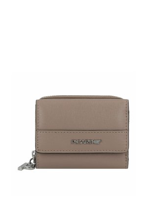 Portefeuille en cuir marron avec une finition texturée, doté d'une fermeture zippée, d'un rabat à l'avant et d'un accent logo argenté. Design compact et rectangulaire.