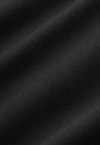 Tela negra con una textura suave, que presenta un sutil patrón acanalado. El material parece elástico y ligero.