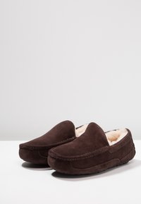 UGG ASCOT - Chinelos - brown