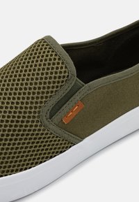 Pier One UNISEX - Sapatos sem atacadores - khaki