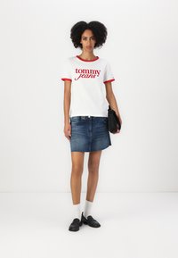 Tommy Jeans STUDDED MINI SKIRT - Minifalda - denim dark