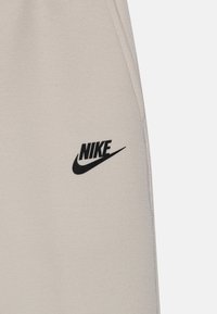 Nike Sportswear TECH FLEECE PANT - Treniņtērpa apakšdaļas - light bone/dark grey/black