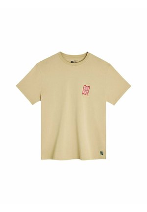 T-shirt en coton beige avec des manches courtes, un col rond, comportant un petit graphisme rouge "HIGH ON TIME" sur la poitrine gauche et un logo vert sur le bas.