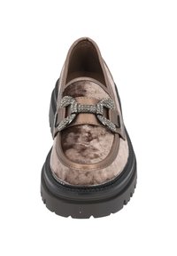 Mocassins bruns en matériau velouté, dotés d'une boucle décorative en strass et d'une épaisse semelle noire avec un design texturé.