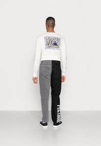 Pegador SUTTER PATCHWORK - Calças de ganga de perna direita - washed light grey