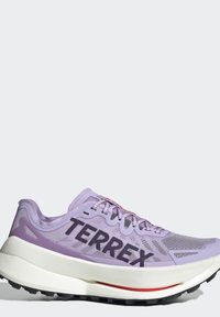 Ανοιχτό μωβ παπούτσι δρόμου Adidas Terrex με λευκή, χοντρή, επενδεδυμένη σόλα και μαύρη αντιολισθητική επιφάνεια, πλευρική όψη σε λευκό φόντο.