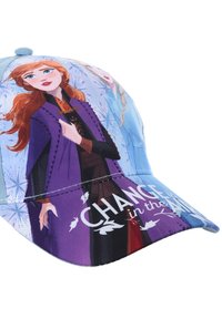 Niebieska czapka z postaciami z filmu, zaprojektowana w żywych kolorach. Z przodu widnieje napis "ZMIANA W POWIETRZU" oraz skomplikowane wzory.