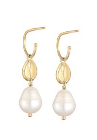 Boucles d'oreilles en métal doré avec un accent en forme de feuille et un pendentif en perle blanche en goutte d'eau, présentant une finition lisse et brillante.