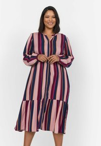 Robe multirayée dans des nuances de rose, bleu marine et bordeaux ; dotée de manches longues, d'un col et d'un ourlet évasé en forme de A.