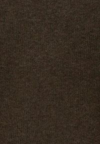 Zbliżenie na ciemnobrązową tkaninę wełnianą o strukturze, z wyraźnym wzorem i drobnymi pętelkami oraz włóknami.