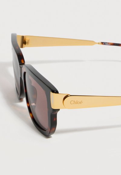 Ορθογώνια γυαλιά ηλίου χελώνας με σκουρα φακούς και χρυσά μεταλλικά μπράτσα με ανάγλυφο το λογότυπο «Chloé».