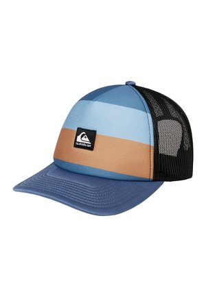 Blau-beige gestreifte Quiksilver Trucker-Kappe mit schwarzem Netzrücken und gebogenem Schirm, nach rechts geneigt auf weißem Hintergrund.