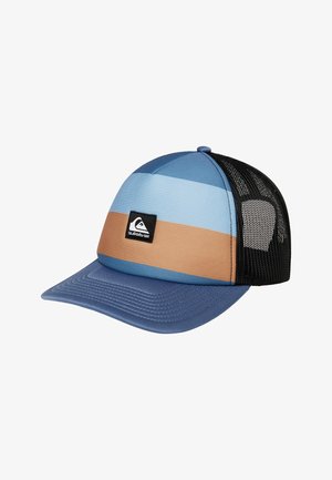 Niebiesko-beżowa czapka typu trucker marki Quiksilver z czarną siateczką z tyłu i zakrzywionym daszkiem, skierowana na prawo na białym tle.