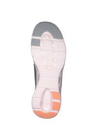 Semelle de chaussure avec des sections en caoutchouc gris, une semelle intermédiaire blanche et des accents orange et bleu. Motif texturé avec des rainures pour une meilleure adhérence.