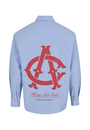 Camisa de botones en azul claro con rayas verticales blancas. Presenta un gran logo rojo y texto en la parte posterior. Material de algodón, mangas largas.