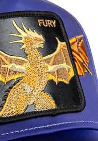 Baseball kepuraitė su juodu siuvinėtu pleistru, kuriame pavaizduota auksinė drakonas ir žodis "FURY", ant purpurinės medžiagos su kontrastingais siūlais.