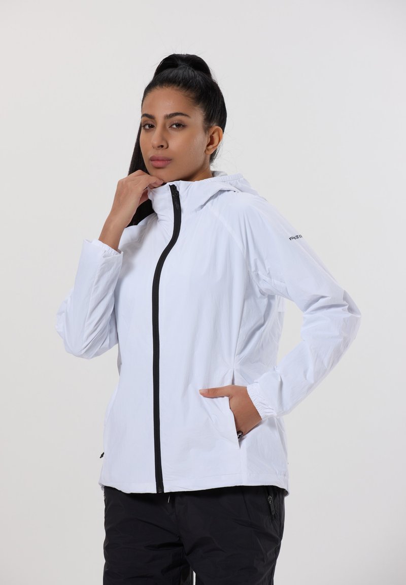 Valkoinen kevyt takki, jossa on musta vetoketju, huppu ja joustavat hihansuut. Varustettu sivutaskuilla ja rentoa muotoilua.