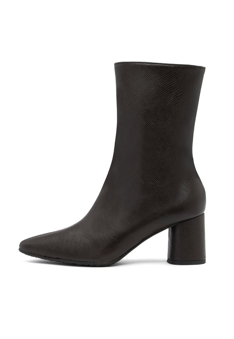 Botine din piele de culoare maro închis, cu un finisaj texturat, vârf ascuțit și un toc chunky, cilindric. Captuseală și talpă interioară netedă.