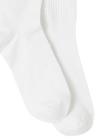Calcetines de algodón blancos con una textura suave, puños acanalados y punteras reforzadas, con un diseño clásico de longitud hasta el tobillo.
