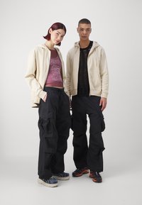 Jack & Jones JPSTPARACHUTE JJZAYN UNISEX - Cargobyxor - black