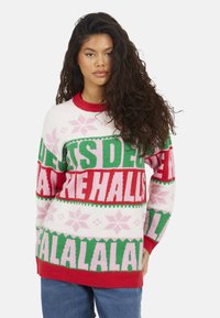 Maglione natalizio lavorato a maglia con colori rosso, verde e rosa, decorato con testo e motivi di fiocchi di neve. Girocollo, maniche lunghe e vestibilità rilassata.