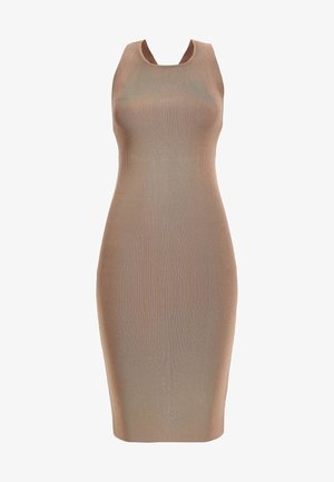 Robe beige sans manches, ajustée, en maille avec nervures verticales et col rond, longueur au genou.