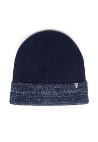 Dziergana czapka z dzianiny w ciemnym granacie, z podwiniętym mankietem w teksturowany wzór w jasnym granacie. Na mankiecie znajduje się mała metka z logo.