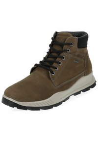Botas de cuero marrón hasta el tobillo con cordones negros, cuello acolchado y suela de goma blanca. Presentan una superficie texturizada y detalles metálicos.