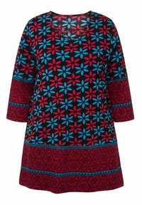 Bloemen tuniek met een ronde halslijn. Zwarte stof met rode en blauwe bloempatronen, aangevuld met extra rode patroonsecties en blauwe accenten.