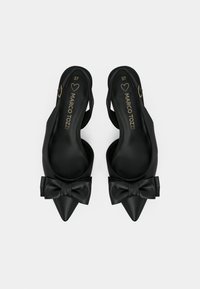 Μαύρες γόβες slingback με μυτερή μύτη, κατασκευασμένες από μαλακό υλικό, με έντονη λεπτομέρεια φιόγκου στο μπροστινό μέρος και διακριτική χρυσή λεπτομέρεια.