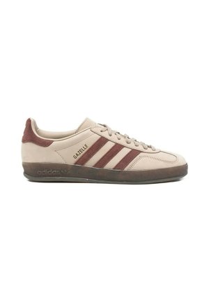 Scarpa Adidas Gazelle crema e marrone con tallone e strisce in camoscio, suola in gomma e chiusura con lacci, vista laterale su sfondo bianco.