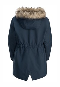 Parka blu navy con cappuccio foderato in pelliccia sintetica, vita elastica e parte posteriore leggermente più lunga. Presenta uno spacco all'orlo per facilitare il movimento.