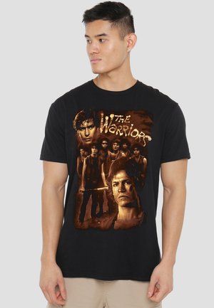 Schwarzes Baumwoll-T-Shirt mit einem Grafikdruck von Charakteren aus "The Warriors", mit braunen und goldenen Akzenten sowie verwitterten Texturen.